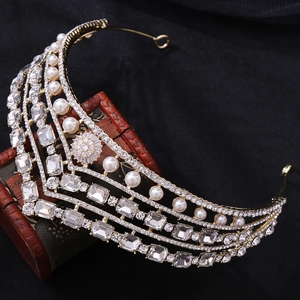 Détail d'une couronne de mariée baroque dorée avec cristaux et perles sur boîte à bijoux