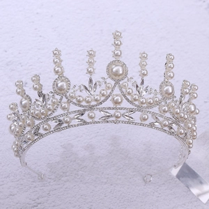 Détails d'une couronne de mariée avec perles blanches et strass brillants sur métal argenté