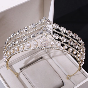 Détails d'une couronne de mariée dorée avec perles blanches et cristaux rectangulaires