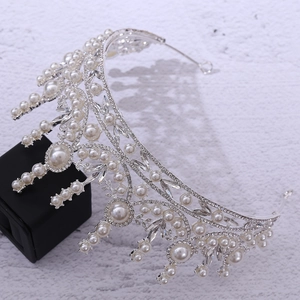 Détail de diadème de mariée argenté avec perles blanches, cristaux et pendentifs baroques