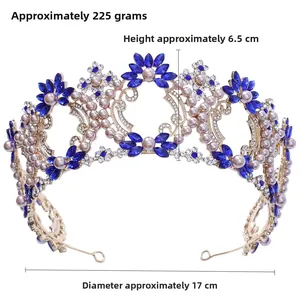 Dettaglio dei cristalli blu e delle perle bianche sulla corona da sposa dorata di lusso