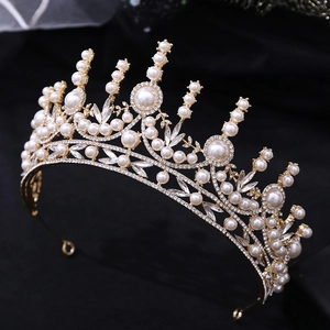 Vue latérale macro de la couronne de mariée baroque avec perles et strass étincelants