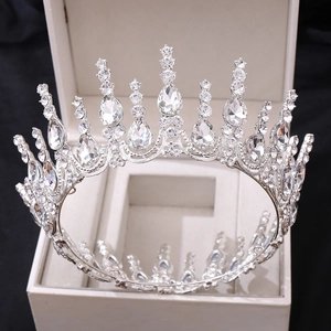 Diadème de mariée élégant en argent avec cristaux scintillants dans une boîte cadeau