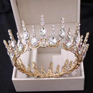 Vue macro détaillée des cristaux étincelants sur une couronne de mariée dorée