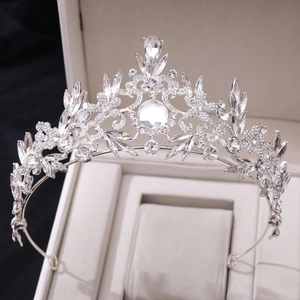 Gros plan d'une couronne de mariée argentée avec feuilles et détails en cristal de luxe