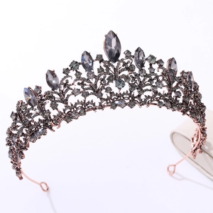 Makro-Detail der barocken Vintage-Tiara mit dunkelgrauen Kristallen und Marquise-Steinen