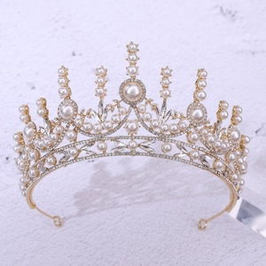 Détails d'une couronne de mariée dorée avec perles blanches et cristaux étincelants