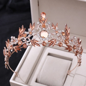 Détail des cristaux ambrés et des motifs de feuilles en or rose sur la couronne de mariée