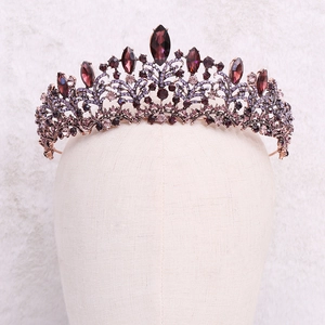 Detailansicht der Vintage Barock-Tiara mit lila Kristallen und Roségold-Filigranarbeit