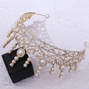Détail de la couronne de mariée dorée avec perles blanches et cristaux étincelants