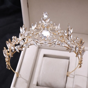 Couronne de mariée baroque en or avec feuilles de cristal et strass dans un coffret