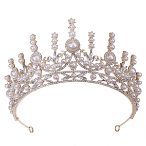 Tiare de mariée dorée élégante avec perles blanches et strass étincelants de taille marquise