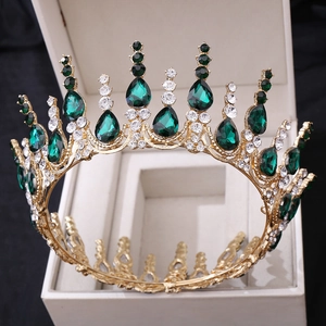 Vue rapprochée du diadème vintage doré avec grands cristaux verts en poire et petits strass blancs