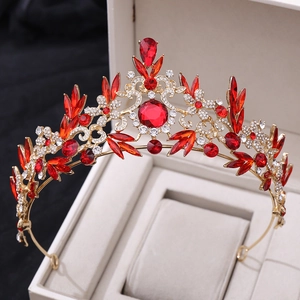 Détail macro d'une couronne baroque dorée avec cristaux rouges et strass scintillants