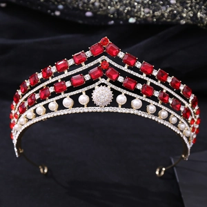 Détail macro de couronne baroque rouge avec strass, perles et monture en alliage doré