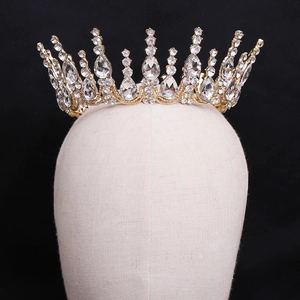 Gros plan détaillé d'une couronne de mariée dorée ornée de strass en forme de goutte