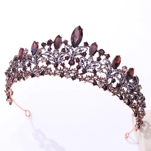 Seitenansicht der Barock-Krone mit lila Kristallen und Roségold-Basis im Vintage-Stil