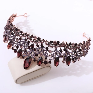 Details von Barock-Tiara mit lila Kristallen und Vintage-Roségold-Filigranarbeit
