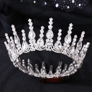 Vue détaillée de la couronne de mariée argentée avec cristaux en poire et strass scintillants