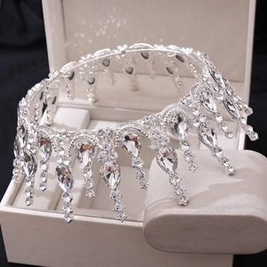 Vue détaillée d'une couronne de mariée argentée avec strass et pendentifs en cristal poire