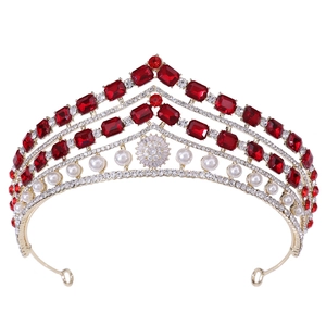Détails de couronne baroque de luxe avec zircons rouges et perles blanches élégantes
