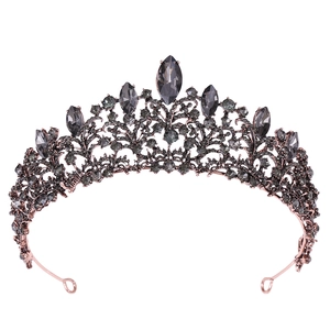 Detailansicht der Barock-Krone mit dunkelgrauen Kristallen und Roségold-Metallrahmen