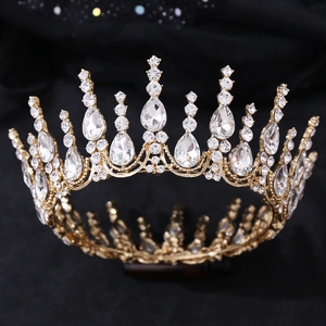 Gros plan d'une couronne de mariée dorée avec cristaux blancs et pierres en forme de goutte