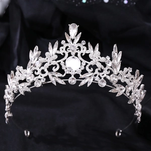 Détail de couronne de mariée baroque avec cristaux et motifs de feuilles sur soie noire