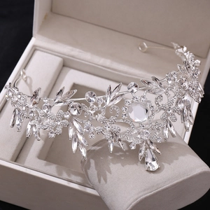 Vue détaillée de la couronne de mariée en argent avec cristaux et motifs de feuilles