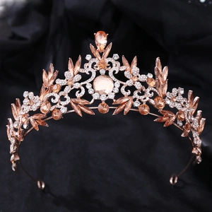 Détail de la couronne de mariée baroque avec cristaux champagne et design en or rose