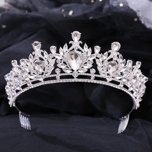 Détail de la couronne de mariée avec cristaux goutte d'eau argentés et strass floraux