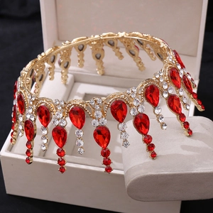 Détails de la couronne de mariée dorée avec cristaux rouges en poire et strass blancs