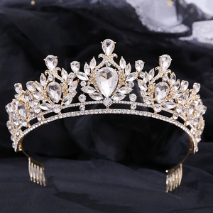 Détail d'une couronne baroque dorée avec cristal bleu en poire et strass de luxe