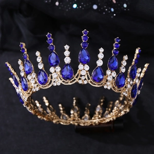Vue macro d'une couronne de mariée avec cristaux bleus et détails en métal doré