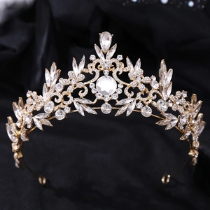 Gros plan de la couronne baroque dorée sertie de strass en cristal sur soie noire