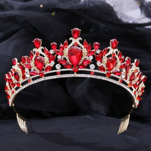 Gros plan détaillé d'une couronne de mariée baroque avec cristaux rouges et monture dorée