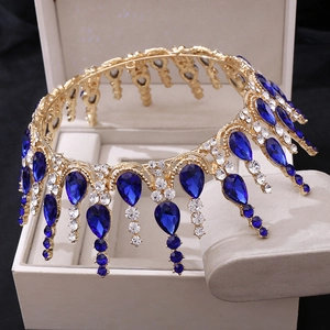 Détails de la couronne de mariée dorée avec gemmes bleues en gouttes et strass brillants