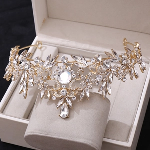 Détail d'une couronne de mariée luxueuse avec feuilles dorées et cristaux étincelants