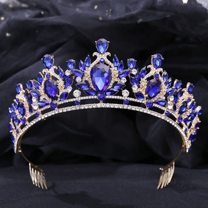 Détail d'un diadème de mariée doré orné de cristaux bleu foncé et de strass brillants