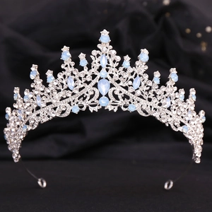 Vue détaillée d'une couronne baroque ornée de strass bleu gelée et de gemmes en cristal