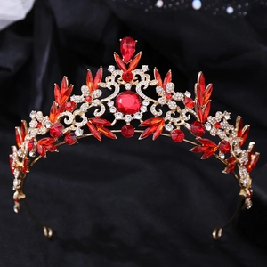 Couronne de mariée baroque dorée avec cristaux rouge foncé et volutes florales