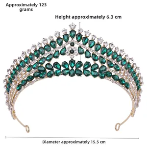 Vue détaillée de la couronne de mariée baroque avec cristaux émeraude et base dorée