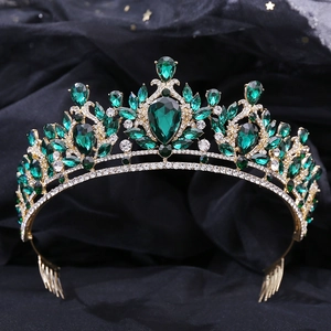 Détail du diadème baroque vert émeraude avec base en alliage doré et cristaux gouttes