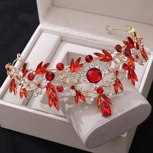 Vue détaillée d'une couronne de mariée baroque aux cristaux rouges et dorés