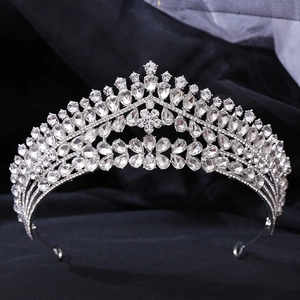 Gros plan détaillé d'une couronne de mariée argentée avec des strass étincelants