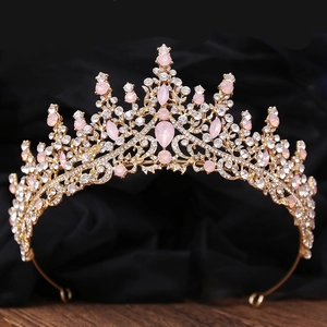 Couronne de mariée baroque dorée avec cristaux blancs et pierres roses sur tissu noir