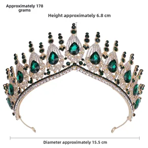Dettaglio corona da sposa barocca con pietre preziose a pera verdi e strass scintillanti