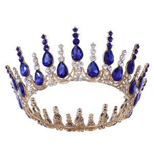 Détail d'une couronne de mariée dorée avec gemmes bleues en goutte et cristaux