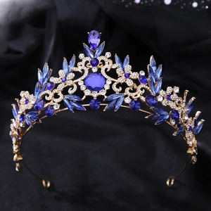 Vue détaillée de la couronne baroque dorée avec feuilles de cristal bleu et strass