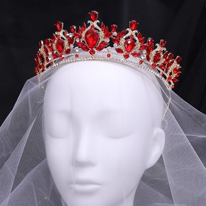 Détail de la tiare de mariée baroque ornée de cristaux rouges et de strass blancs